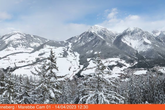 Winterliche Verhältnisse in Enneberg auf 1615 Höhenmetern. Gebietsweise schneit es auch noch heute, größere Schneemengen sind aber nur mehr am Alpenhauptkamm zu erwarten. (Foto: https://www.ras.bz.it/de/webcams/ 14.04.2023)