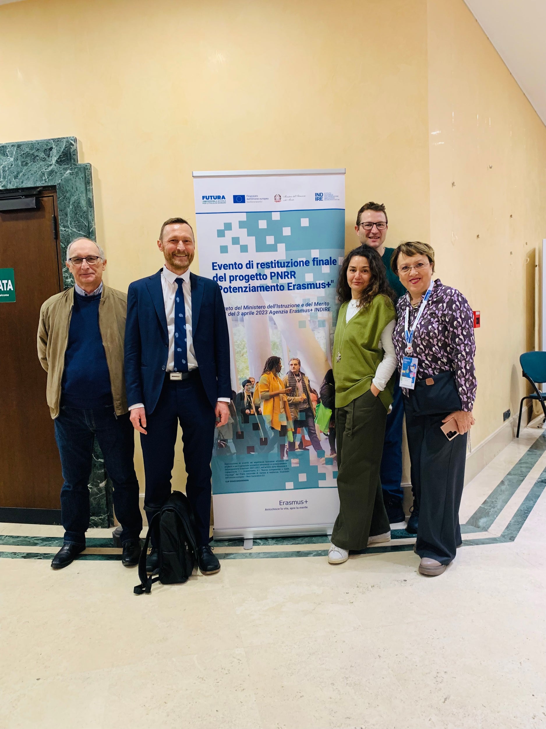 Nella foto, da sinistra, Maurizio Gerardini (Project Officer Unità PNRR Erasmus+ INDIRE), il direttore di Ripartizione Mathias Stuflesser, Paola Russo (Unità PNRR Erasmus+ INDIRE e ambasciatrice Erasmus-Plus Emilia-Romagna), Stefan Graziadei (Ripartizione Amministrazione scuola e cultura ladina), Maria Cristina Bevilaqua (Unità PNRR Erasmus+ INDIRE e ambasciatrice Erasmus-Plus Lazio). (Foto: USP/Ripartizione Amministrazione scuola e cultura ladina)