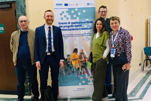 Bei der Veranstaltung der italienischen Erasmus-Nationalagentur INDIRE in Rom: (von links) Maurizio Gerardini (Project Officer PNRR Erasmus+ Abteilung INDIRE ), Abteilungsdirektor Mathias Stuflesser, Paola Russo (PNRR Erasmus+ Abteilung INDIRE und Erasmus-Plus Botschafterin Emilia-Romagna), Stefan Graziadei (Projektmanager Abteilung ladinische Bildungs- und Kulturverwaltung), Maria Cristina Bevilaqua (PNRR Erasmus+ Abteilung INDIRE und Erasmus-Plus Botschafterin Latium). (Foto: LPA/Abteilung Ladinische Bildungs- und Kulturverwaltung)