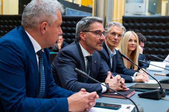 Sprachen von einer guten Nachricht für alle Beteiligten: (v.l.) Generaldirektor Steiner, Landeshauptmann Kompatscher und die Mitglieder der Landesagentur für Gewerkschaftsbeziehungen, Vorsitzender Hermann Troger, Brunhild Pircher und Domenico Laratta (verdeckt). (Foto: LPA/Fabio Brucculeri)