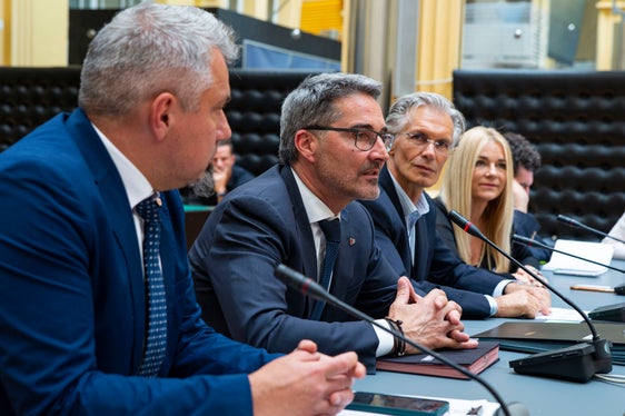 Sprachen von einer guten Nachricht für alle Beteiligten: (v.l.) Generaldirektor Steiner, Landeshauptmann Kompatscher und die Mitglieder der Landesagentur für Gewerkschaftsbeziehungen, Vorsitzender Hermann Troger, Brunhild Pircher und Domenico Laratta (verdeckt). (Foto: LPA/Fabio Brucculeri)