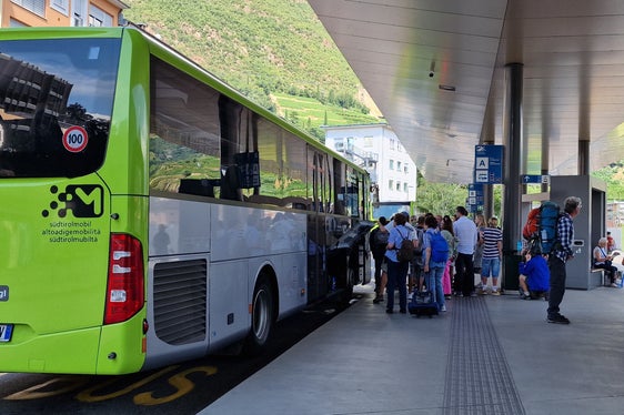 Damit es auf den Straßen weniger Verkehr gibt, bietet das Land im Sommer mehr Busfahrten an. (Foto: LPA/Angelika Schrott)