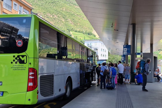 Per ridurre il traffico sulle strade, in estate la Provincia offre più corse in autobus. (Foto: ASP/Angelika Schrott)