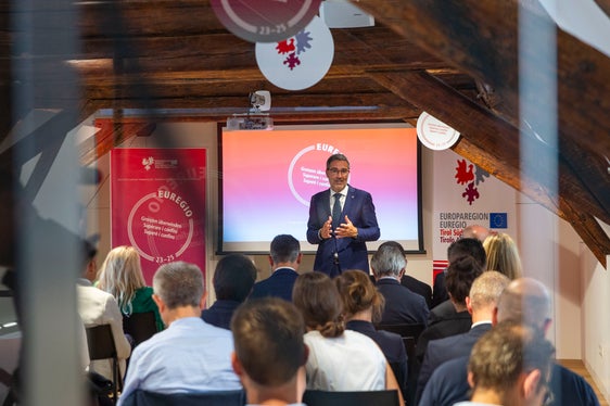 Il presidente altoatesino Kompatscher: Con lo slogan 'Superare i confini', non vogliamo solo utilizzare la portata giuridica dell'Euregio in Europa, ma unire la gente dei tre territori attraverso progetti concreti. (Foto: ASP/Fabio Brucculeri)