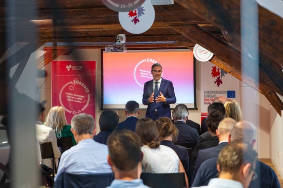 Il presidente altoatesino Kompatscher: Con lo slogan 'Superare i confini', non vogliamo solo utilizzare la portata giuridica dell'Euregio in Europa, ma unire la gente dei tre territori attraverso progetti concreti. (Foto: ASP/Fabio Brucculeri)