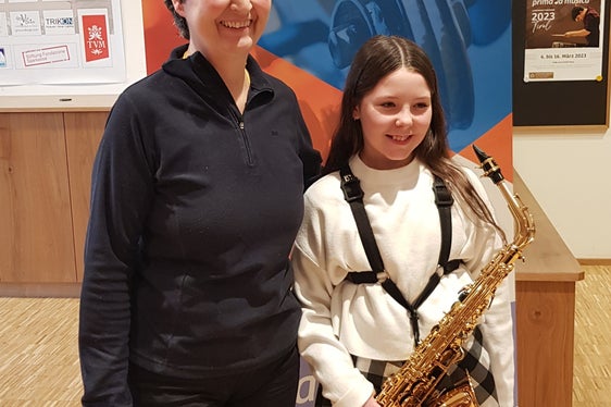 Volti raggianti dopo la prova di Natalia Simonazzi della scuola di musica Chiusa/Siusi (insegnante: Christof Reiterer) e Astrid Amico, che l'ha accompagnata al pianoforte. (Foto: ASP/Ester Carturan)