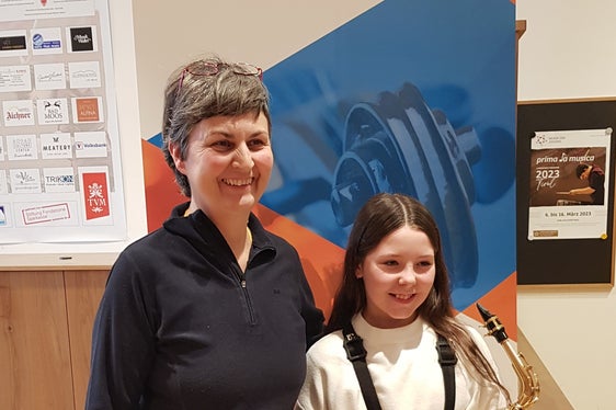 Volti raggianti dopo la prova di Natalia Simonazzi della scuola di musica Chiusa/Siusi (insegnante: Christof Reiterer) e Astrid Amico, che l'ha accompagnata al pianoforte. (Foto: ASP/Ester Carturan)