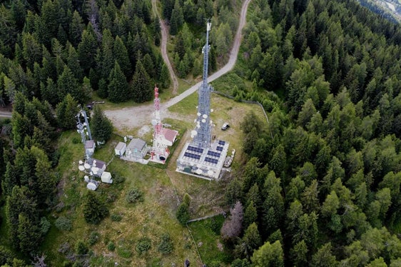 Die neue Anlage auf 1.885 Metern Meereshöhe am Rosskopf verfügt über eine Leistung von 10 kWp und liefert bei voller Auslastung den Strom für den Eigenverbrauch und Solarstrom für die Mitnutzer der Sendeinfrastruktur. (Foto: LPA).