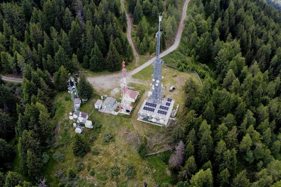 Die neue Anlage auf 1.885 Metern Meereshöhe am Rosskopf verfügt über eine Leistung von 10 kWp und liefert bei voller Auslastung den Strom für den Eigenverbrauch und Solarstrom für die Mitnutzer der Sendeinfrastruktur. (Foto: LPA).