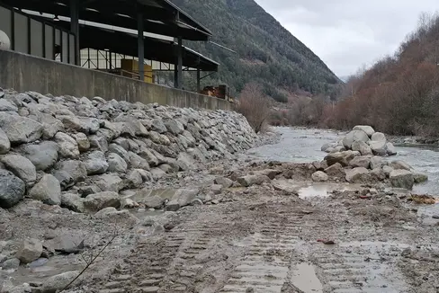 Die Wildbachverbauung hat die Zyklopenmauer bei der Plunger Säge im Eisack bei Oberau in der Gemeinde Franzensfeste wieder errichtet. (Foto: LPA/Landesamt für Wildbach- und Lawinenverbauung Nord)