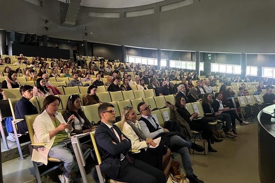 Il convegno si è aperto con una tavola rotonda, che ha introdotto i circa 300 partecipanti al tema della neurodivergenza. (Foto: USP)