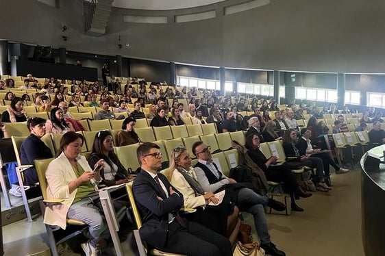 Il convegno si è aperto con una tavola rotonda, che ha introdotto i circa 300 partecipanti al tema della neurodivergenza. (Foto: USP)