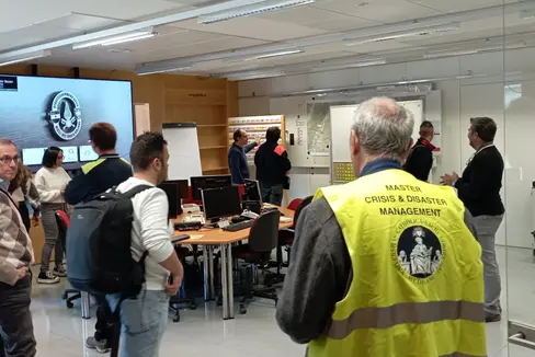 I partecipanti al corso di laurea magistrale “Crisis & Disaster Management: le Funzioni Organizzative in Protezione Civile, Sicurezza e Difesa civile” dell'Università Cattolica del Sacro Cuore di Milano hanno trascorso una giornata informativa il 3 ottobre presso l'Agenzia per la Protezione civile dell'Alto Adige. La foto è stata scattata nella Centrale provinciale emergenza. (Foto: USP/Università Cattolica del Sacro Cuore di Milano)