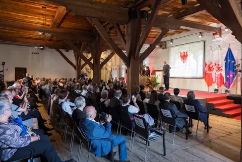 Domenica 14 settembre, Castel Tirolo, a Merano, ha fatto da cornice alla cerimonia di consegna delle croci al merito del Land Tirolo. (Foto: Land Tirol/Die Fotografen)