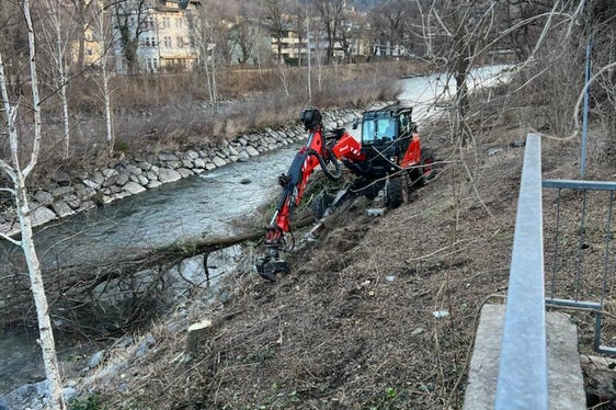Mit der regelmäßigen Uferpflege erhöhen die Arbeiter der Wildbachverbauung den Hochwasserschutz und schaffen einen vielfältigen Lebensraum für Tiere, wie hier am Eisack in Brixen. (Foto: LPA/Landesamt für Wildbach- und Lawinenverbauung Nord)