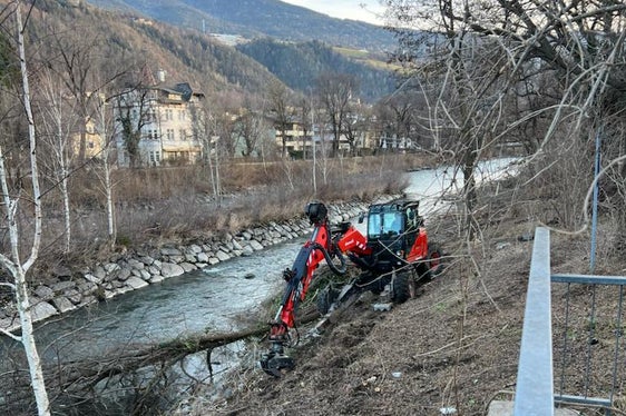 Mit der regelmäßigen Uferpflege erhöhen die Arbeiter der Wildbachverbauung den Hochwasserschutz und schaffen einen vielfältigen Lebensraum für Tiere, wie hier am Eisack in Brixen. (Foto: LPA/Landesamt für Wildbach- und Lawinenverbauung Nord)