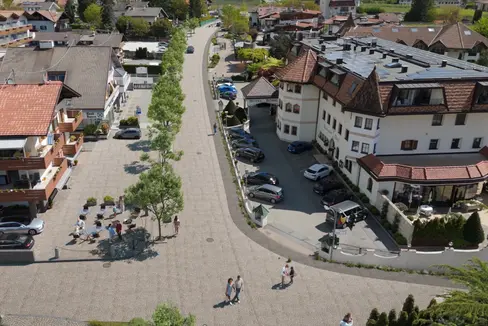 La Giunta provinciale aveva approvato il 6 marzo le caratteristiche tecniche e la stima dei costi per la realizzazione della circonvallazione di Rablà, per deviare il traffico di attraversamento fuori dal centro abitato, riducendo il carico di traffico nel paese e migliorando la qualità della vita dei residenti. Nella foto il rendering del centro abitato quando la strada statale non lo attraverserà più. Il 4 settembre è stato approvato l'inserimento del tracciato nel piano urbanistico. (Foto: USP/Dipartimento Infrastrutture e Mobilità)
