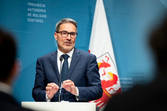 Laut Landeshauptmann Arno Kompatscher stellt das neue Logo sicher, dass Südtirol auf allen Kanälen klar erkennbar bleibt und zugleich offen für die Herausforderungen der digitalen Zukunft ist. (Foto: LPA/Fabio Brucculeri)