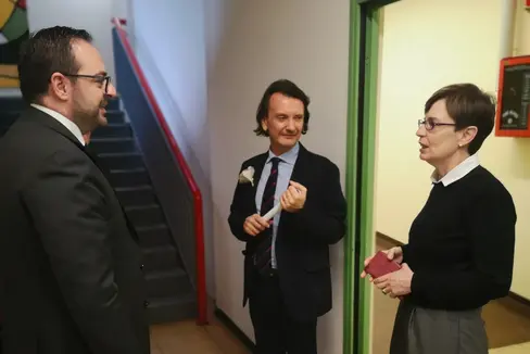 L'assessore all’Istruzione e Cultura italiana, Marco Galateo, ha visitato oggi (1° marzo) la scuola media Fermi a Oltrisarco in occasione della “Settimana della creatività”. Nella foto, in colloquio, con il sovrintendente Vincenzo Gullotta e la dirigente Susanna Addario. (Foto: ASP/Luca Ciprari)