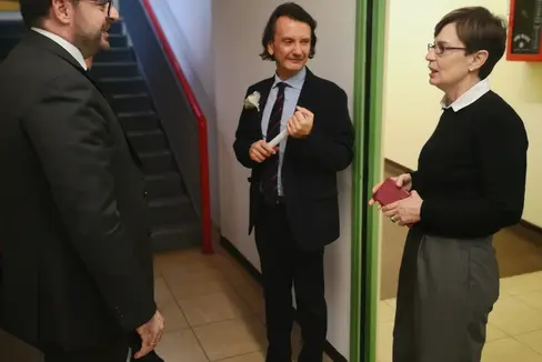 L'assessore all’Istruzione e Cultura italiana, Marco Galateo, ha visitato oggi (1° marzo) la scuola media Fermi a Oltrisarco in occasione della “Settimana della creatività”. Nella foto, in colloquio, con il sovrintendente Vincenzo Gullotta e la dirigente Susanna Addario. (Foto: ASP/Luca Ciprari)