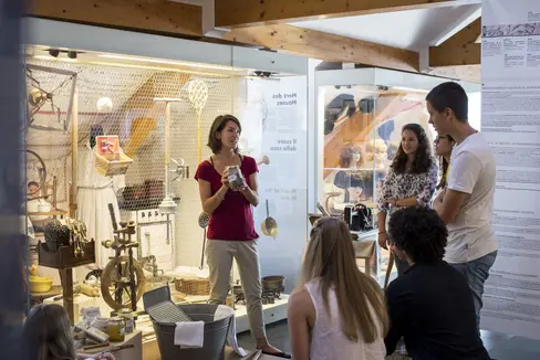 Giovani alla scoperta del Museo delle Donne di Merano. (Foto: Alex Filz)