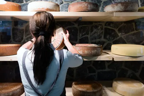 È stata introdotta la nuova qualifica professionale di Casaro d'alpeggio, che permette di conosce e gestire i prodotti del territorio montano, come formaggi, latte e burro (Foto: IDM-Federazione Latterie Alto Adige/Franco Cogoli)