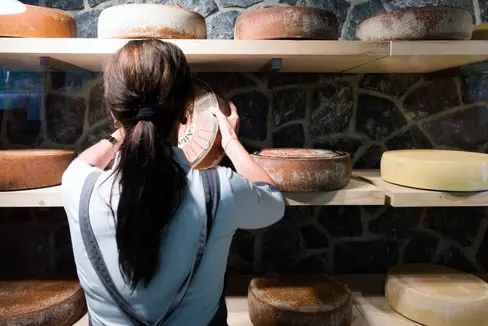 È stata introdotta la nuova qualifica professionale di Casaro d'alpeggio, che permette di conosce e gestire i prodotti del territorio montano, come formaggi, latte e burro (Foto: IDM-Federazione Latterie Alto Adige/Franco Cogoli)