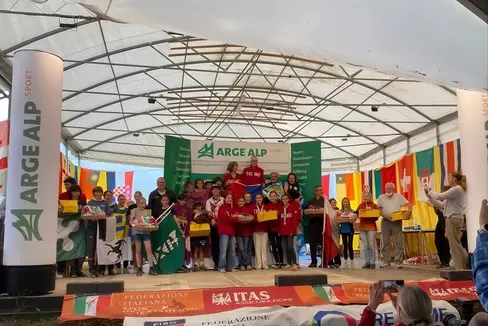 Siegerehrung beim Arge-Alp-Orientierungslauf 2026 in Cunardo (Varese): In der Gesamtwertung gewann das Tessin, Südtirol belegte den siebten Platz. Mit rund 750 Teilnehmenden verzeichnete die Veranstaltung die höchste Beteiligung aller ARGE-ALP-Sportveranstaltungen 2026. (Foto: FISO)