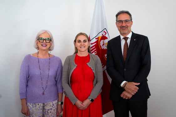 Beiratsvizepräsidentin Nadia Mazzardis und Präsidentin Ulrike Oberhammer beim Antrittsbesuch bei Landeshauptmann Arno Kompatscher. (Foto: LPA/Fabio Brucculeri)