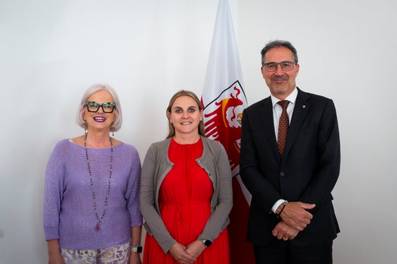 Beiratsvizepräsidentin Nadia Mazzardis und Präsidentin Ulrike Oberhammer beim Antrittsbesuch bei Landeshauptmann Arno Kompatscher. (Foto: LPA/Fabio Brucculeri)