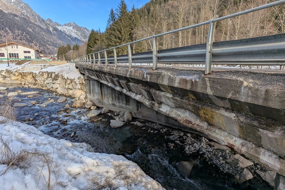 Die Brücke über den Antholzer Bach auf der Landesstraße oberhalb des Dorfes Antholz Mittertal wird erneuert. (Foto: LPA/Ingo Dejaco)