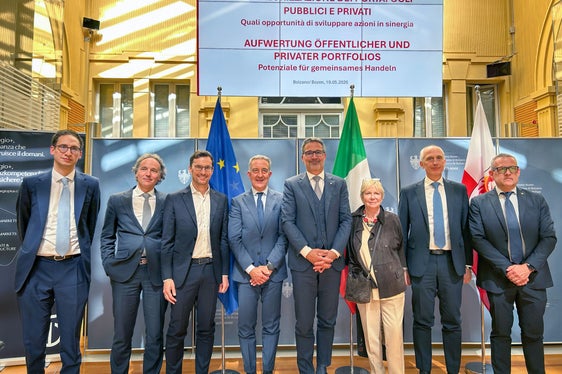 Relatori e autorità all'evento “La valorizzazione dei portafogli pubblici e privati: quali opportunità di sviluppare azioni in sinergia”: da sinistra Domenico Flamini (direttore investimenti di INVIMIT SGR), Sergio Lovecchio (Euregio Plus SGR), Alexander Gallmetzer (presidente di Euregio Plus SGR), Antonino Turicchi (amministratore delegato di CDP Real Asset SGR), il presidente della Provincia autonoma di Bolzano Arno Kompatscher, Elisabetta Spitz (CdA Euregio Plus SGR), Carlo Gasperini (direttore centrale Patrimonio di INAIL) e l'assessore provinciale alla Valorizzazione del patrimonio Christian Bianchi. (Foto: USP/Greta Stuefer)