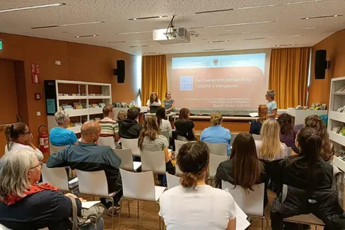 Aufmerksam verfolgten die Gäste in der Stadtbibliothek Bruneck die Ausführungen der Experten der Dienststelle für Zwei- und Dreisprachigkeitsprüfungen und des Multisprachzentrums zu den Zwei- und Dreisprachigkeitsprüfungen. (Foto: LPA/Davide Cavosi)