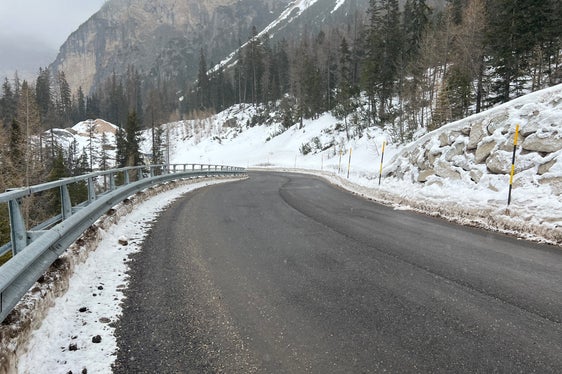 Im Zuge der Arbeiten entsteht auf der Straße auf den Valparola-Pass eine separate Radspur für mehr Sicherheit und Komfort für Radler und Radlerinnen. (Foto: LPA/Landesabteilung Tiefbau)