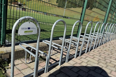 Verkehr zu verringern, nachhaltige Mobilitätsformen zu fördern und öffentlichen Raum für die Menschen zu gewinnen, ist das Ziel des Interreg-Projekts NXTLVL Parking. In der Pilotgemeinde Prettau wurden unter anderem neue Fahrradständer errichtet. (Foto: LPA/Landesamt für Landschafts- und Gemeindeplanung)