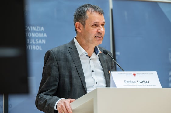 Ottenere un bonus con pochi clic: il direttore del Servizio Mercato del Lavoro Stefan Luther ha utilizzato una simulazione per mostrare come vengono organizzate le domande nel nuovo sistema “ProAbility”. (Foto: USP/Greta Stuefer)