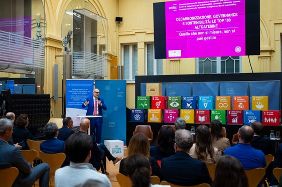 Massimiliano Bonacchi, professore di economia aziendale e sostenibilità presso il Centro di competenza della Libera Università di Bolzano ha preso in considerazione le 100 aziende altoatesine con il maggior fatturato. (Foto: ASP/Fabio Brucculeri)