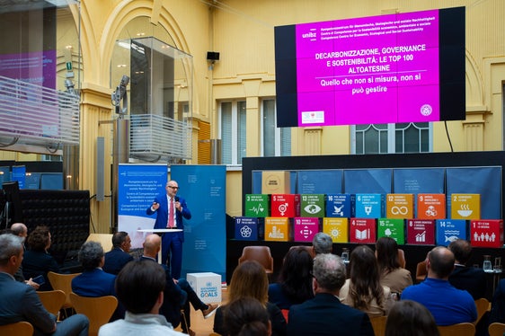 Massimiliano Bonacchi, professore di economia aziendale e sostenibilità presso il Centro di competenza della Libera Università di Bolzano ha preso in considerazione le 100 aziende altoatesine con il maggior fatturato. (Foto: ASP/Fabio Brucculeri)
