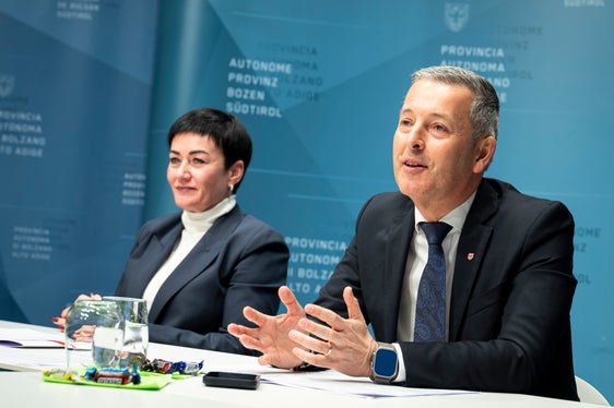 Stellten ihre Kernthemen und künftigen Vorhaben als Landesregierungsmitglieder vor: Landesrätin Ulli Mair und Landesrat Peter Brunner beim Mediengespräch zu #1 Jahr Landesregierung im Pressesaal des Landhauses 1. (Foto: LPA/Fabio Brucculeri)