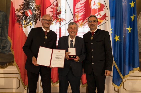 Mit der Verdienstkreuz des Landes Tirol von den Landeshauptleuten Anton Mattle (links) und Arno Kompatscher (rechts) ausgezeichnet: Ing. Dr. Ernfried Obrist (Mitte) aus Kaltern an der Weinstraße. (Foto: Land Tirol/Sedlak)