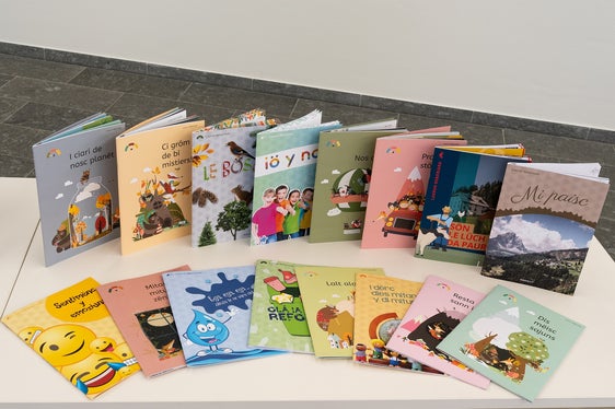 I materiai didatics tla varianta dl ladin badiot y tla varianta dl ladin gherdëna é gnüs metüs a desposiziun dles insegnantes y di insegnanc de dötes les scores primares dilan ala colaboraziun dl’Istitut Ladin Micurá de Rü y dl Ofize Chestiuns linguistiches. (Foto: USP/Intendënza y Cultura Ladina)