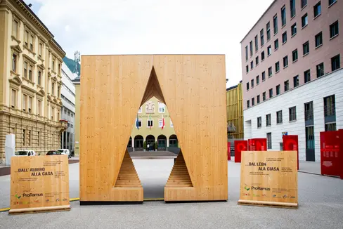 Piazza Magnago, sede della Giunta provinciale di Bolzano. Martedì 18 luglio alle 12.30 è in programma la prossima conferenza stampa, a seguito della seduta dell'esecutivo. (Foto: ASP/Fabio Brucculeri)