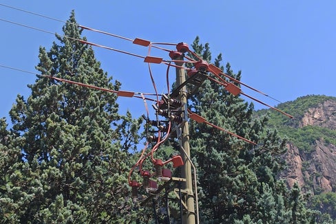 La convenzione Provincia-TERNA sulla riorganizzazione delle linee ad alta tensione della val d'Isarco prevede un investimento di circa 22 milioni di euro: 14,8 milioni saranno utilizzati per realizzare il completo smantellamento delle linee obsolete in superficie, mentre altri 7,8 milioni di euro sono destinati a varianti di progetto più piccole. (Foto: ASP)