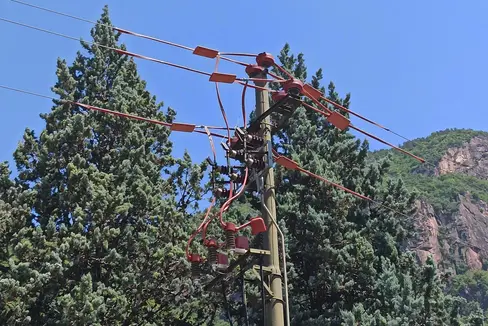 La convenzione Provincia-TERNA sulla riorganizzazione delle linee ad alta tensione della val d'Isarco prevede un investimento di circa 22 milioni di euro: 14,8 milioni saranno utilizzati per realizzare il completo smantellamento delle linee obsolete in superficie, mentre altri 7,8 milioni di euro sono destinati a varianti di progetto più piccole. (Foto: ASP)