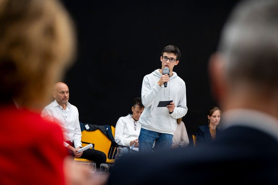 L'attuazione del Piano Clima può essere organizzata solo insieme, come è emerso chiaramente durante la presentazione dei risultati del lavoro. Nella foto Kilian Kier del Consiglio dei cittadini per il clima. (Foto: USP/Fabio Brucculeri)