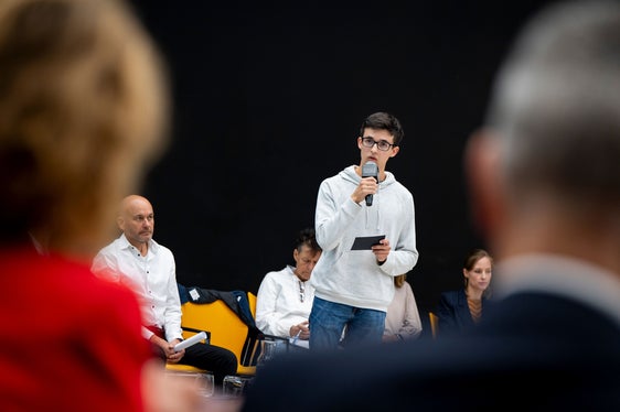 Die Umsetzung des Klimaplans kann nur gemeinsam gestaltet werden, das wurde bei der Präsentation der Arbeitsergebnisse deutlich. Im Bild Kilian Kier vom Klimabürgerrat. (Foto: LPA/Fabio Brucculeri)