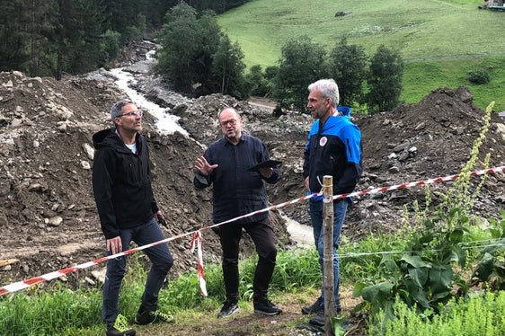 Il sopralluogo stasera in val di Fleres (da sx): il presidente Kompatscher, il sindaco Alber, e l'assessore Schuler (Foto: ASP/Cecilia Miribung)