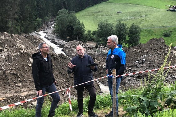 Il sopralluogo stasera in val di Fleres (da sx): il presidente Kompatscher, il sindaco Alber, e l'assessore Schuler (Foto: ASP/Cecilia Miribung)