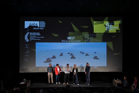 Zum sechsten Mal wurde der Spezialpreis Dolomiten UNESCO Welterbe dieses Jahr beim Bolzano Filmfestival Bozen vergeben. Die Preisverleihung fand am 18. April im Filmclub Bozen statt, im Mittelpunkt stand der ausgezeichnete Dokumentarfilm Melt von Nikolaus Geyrhalter. (Foto: BFFB/Daniele Fiorentino)