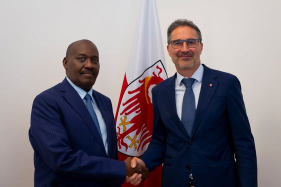 Ernest Ndabashinze (a sinistra), ambasciatore del Burundi, è attualmente in Alto Adige, dove ha tenuto un cordiale incontro con il presidente Arno Kompatscher.
(Foto: ASP/Fabio Brucculeri)